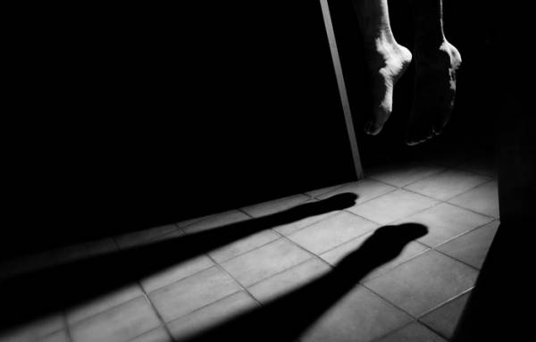 مقربون يكشفون عن سبب انتحار شاب أربعيني بعد أن أدى صلاة الجمعة في أحد مساجد عمان