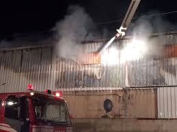 حريق مستودع للبلاستيك بالرمثا