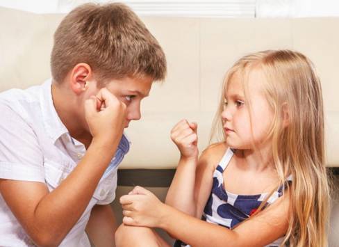 وفاة طفلة خنقها شقيقها في الياسمين