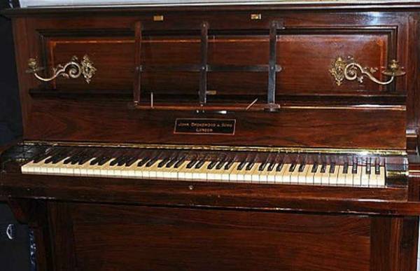 اشترى بيانو قديم فعثر بداخلة على كنز (صورة)