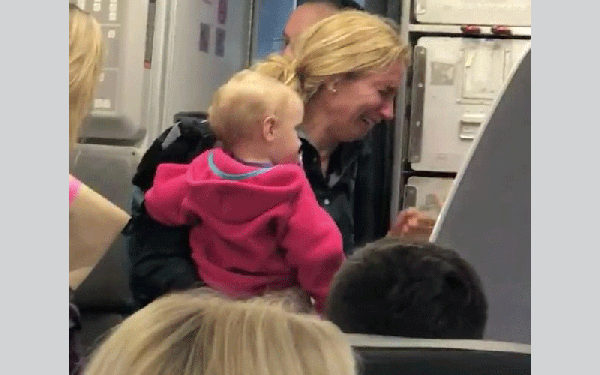 بالفيديو.. فضيحة على متن طائرة أميركية