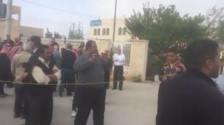 بالصور .. احتجاجات واغلاق للشارع العام في المزار الجنوبي