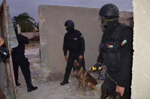 القبض على مروج مخدرات بحوزته أسلحة في عمان