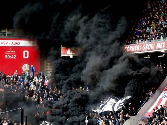 غرائب التشجيع :سحابة سوداء تتسبب في إيقاف مباراة أيندهوفن وأياكس (فيديو)