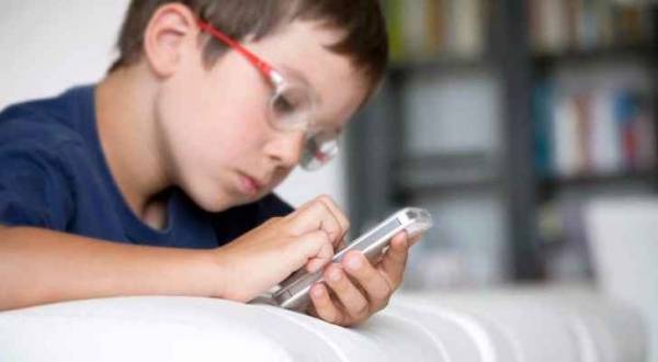 شاهد ما يرسله طفلك من هاتفه