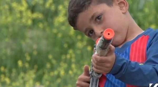 لأن اسمه (ميسي).. داعش الارهابي يختطف طفلا ويسجنه عامين