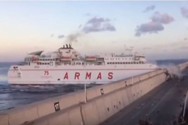 بالفيديو.. سفينة عملاقة تخرج عن السيطرة وتصدم سور الميناء