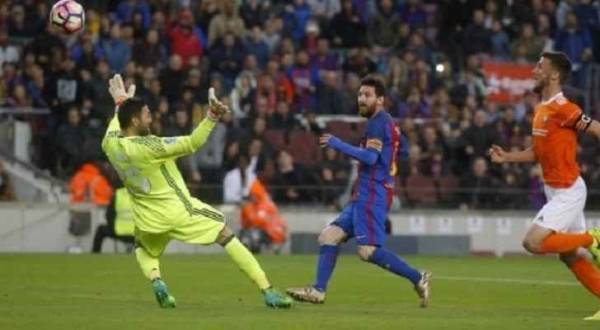 برشلونة يواصل انتفاضته بفوز كاسح على أوساسونا