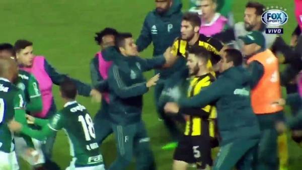 فيديو... مبارة كرة قدم تنقلب الى مبارة ملاكمة