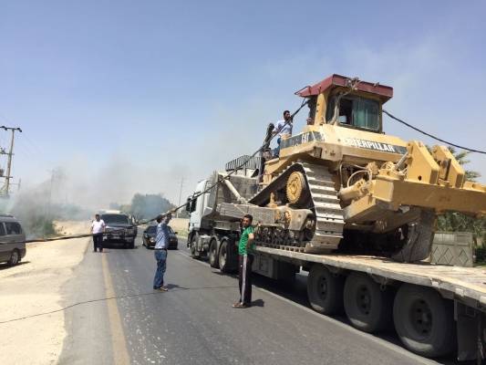 جرافة تقطع الكهرباء عن مناطق في الشونة (صور)