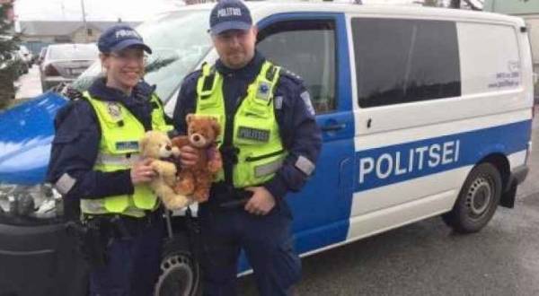 الدمى ترافق شرطة استونيا لتهدئة الأطفال