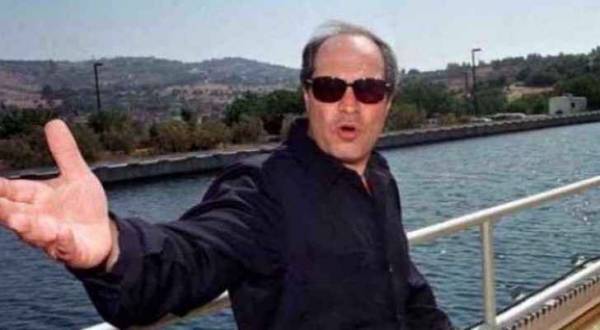 أردني يصارح الملقي أمام مسجد:(النسوان عالحاويات قبل الزلم) فيديو