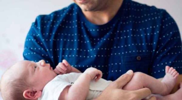 أبٌ يكتشف طريقةً سحريةً لإيقاف ابنته عن البكاء