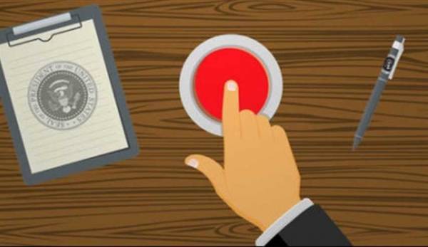 تعرف على الزر الاحمر الموجود أمام مكتب ترمب