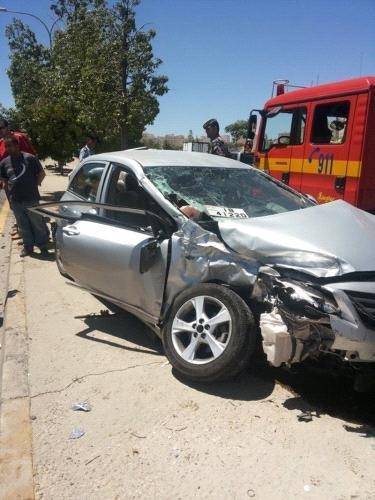 اصابة عائلة من 7 افراد في حادث مروع على الصحراوي