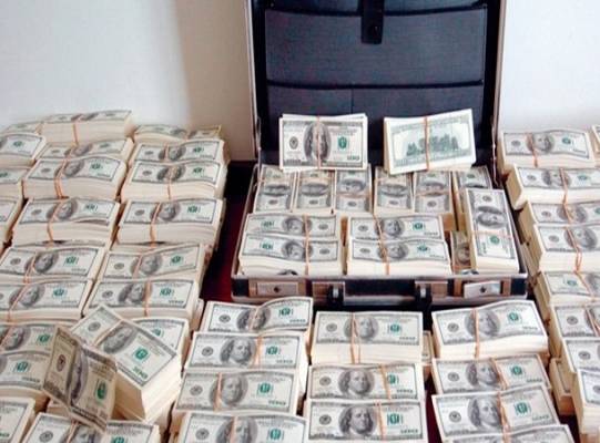 رئيس دولة يطرد ١٠ آلاف موظف دفعة واحدة بسبب التزوير