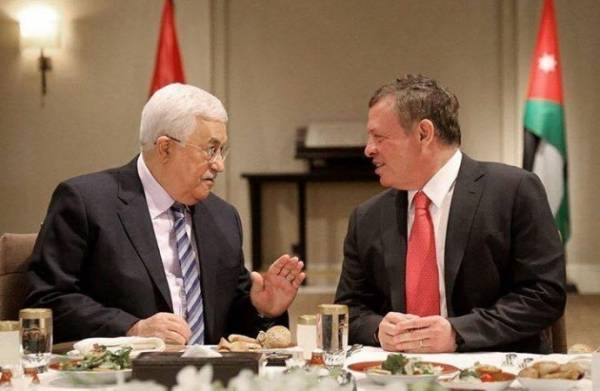 الملك يلتقي عباس