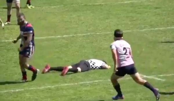 لاعب يعتدي على حكم بلكمة قوية تسقطه أرضا.. ما السبب؟