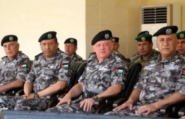 الملك يتابع تطبيقات ميدانية في مكافحة الإرهاب (صور)