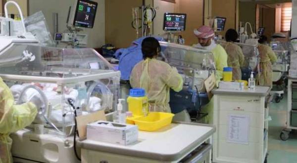 إماراتية تضع ٤ توائم بصحة جيدة