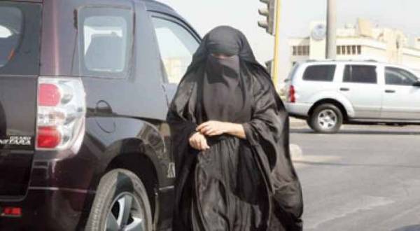 بالفيديو.. رجل يتنكر بزي امرأة للتسول في السعودية