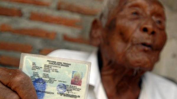 عاش 147 عاماً مدخناً شرهاً.. وقبل وفاته كشف السر