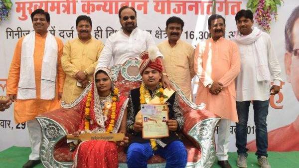 عصا مجانية لكل امرأة.. هدية وزير هندي لتأديب الأزواج