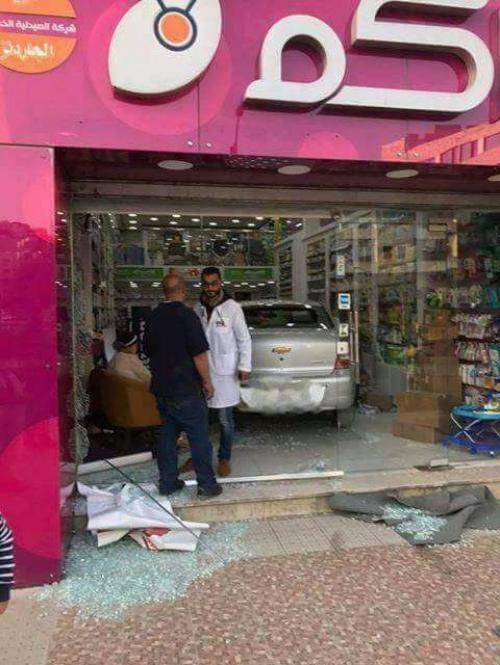 مركبة مسرعة تستقر داخل صيدلية في الجاردنز... صور