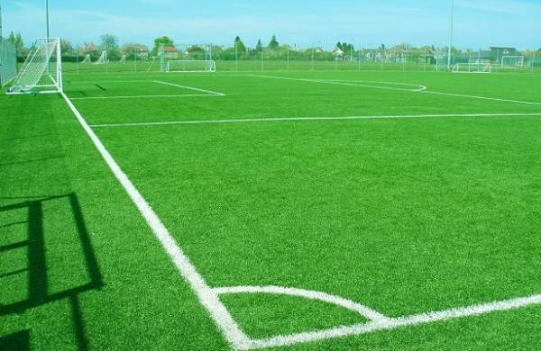 أغرب ملعب كرة قدم في العالم (فيديو)