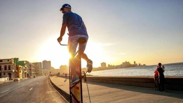 كوبي يصنع أطول دراجة في العالم تصل لعشرة أمتار