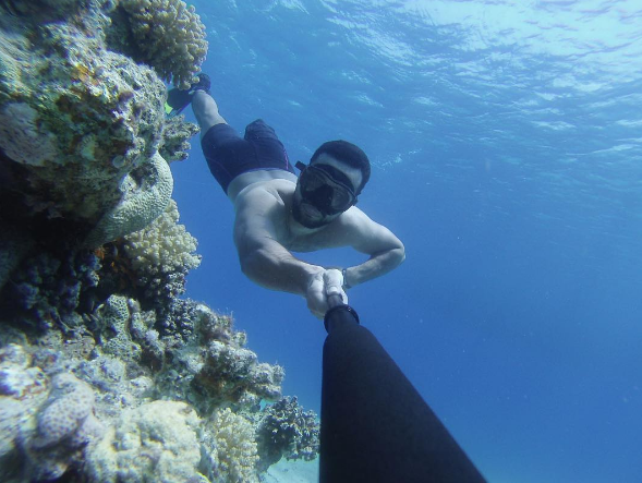 شاب يسبح بين مصر والأردن بساق واحدة ويحقق رقما قياسيا