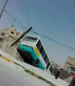 العناية الالهية تحول دون وقوع كارثة بعد تدهور باص داخل منزل في الزرقاء