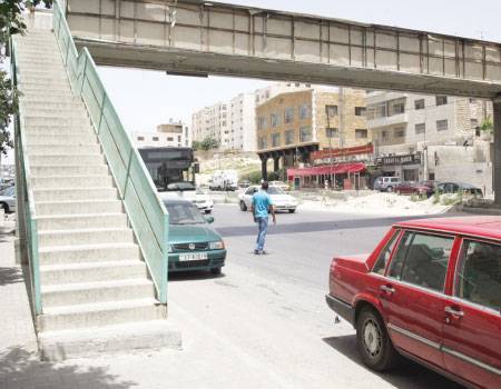 جسر مشاة في عمان يثير السخرية على مواقع التواصل (صورة)