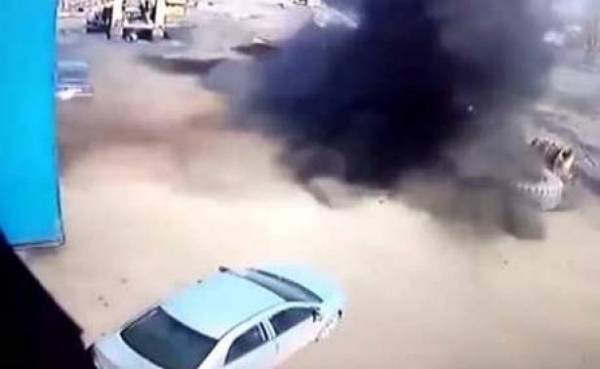 بالفيديو: إطار طائر في الهواء يدمر سيارة بالكامل!!