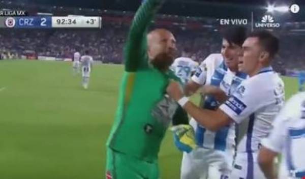 بالفيديو.. حارس في سن 44 عاماً يسجل في الدقيقة الأخيرة!