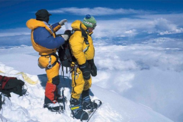 سويسري أول ضحايا تسلق إيفرست في الموسم الجديد