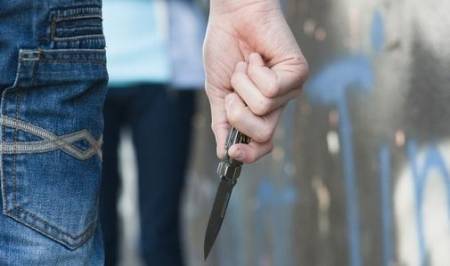 زوج يطعن زوجته ويلقي بها مضرجة بدمائها أمام الزرقاء الحكومي