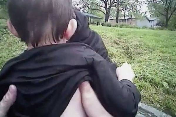 بالفيديو: شجاعة نادرة لضابط تنقذ طفلا من موت محقق