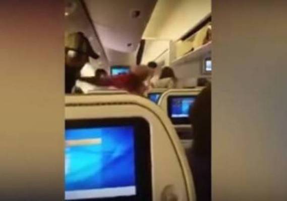 شاهد.. لكمات وتشابك بالأيدي على متن الطائرة!