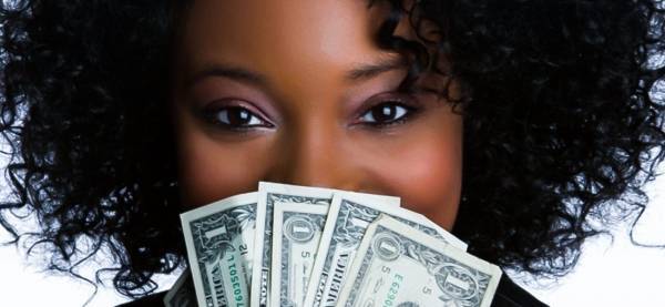 بالفيديو: سيدة تبتلع 6 آلاف دولار .. و السبب !‏