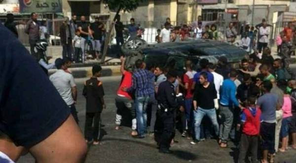 انقلاب مركبة في شارع الاستقلال (صور)