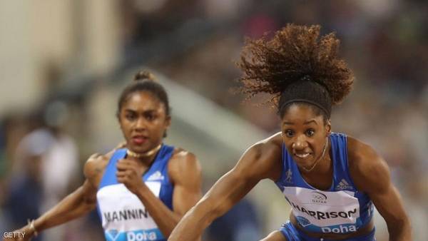 عداءة أميركية تفوز بسباق 100 متر حواجز بيد مكسورة