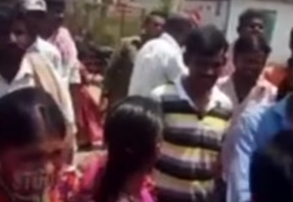 لحظة ايقاف زفاف طفلة في الخامسة على طفل في التاسعة (فيديو)