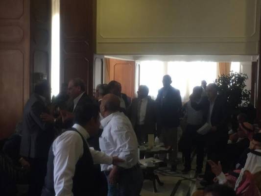 بالصور .. مشاجرة أثناء اجتماع للاتحاد العام للمزارعين