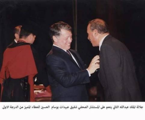 عميد كلية الاعلام في اليرموك الدكتور علي نجادات يكرم الصحفي شفيق عبيدات