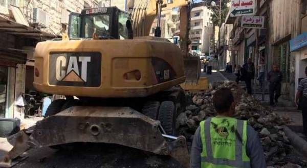 انهيار شارع وسط العاصمة والأمانة تغلقه