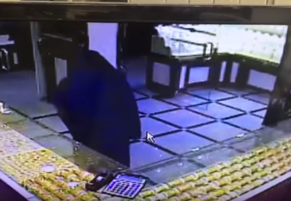 سطو مسلح على محل للذهب (فيديو)