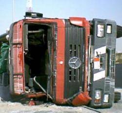 اصابات في حادث تدهور شاحنة في منطقة اليادودة بعمان