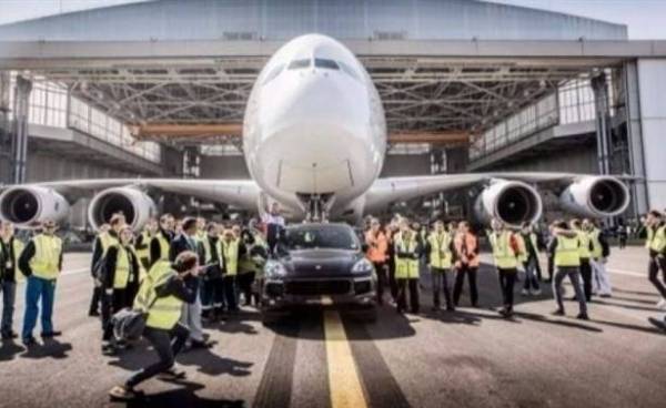 سيارة بورش تثبت قوتها وتسحب أضخم طائرة ركاب في العالم