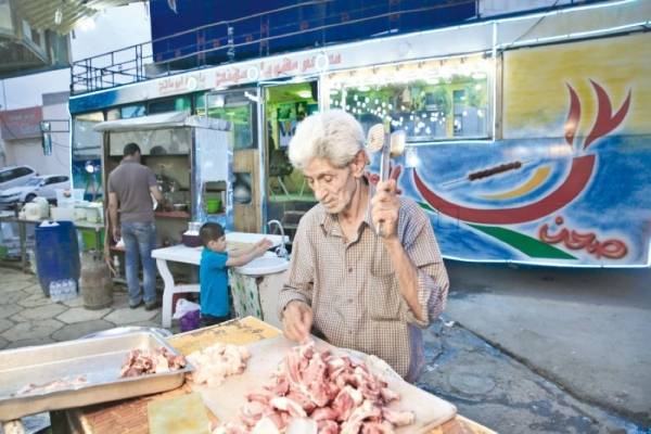 مطعم متحرك على حافلة يستهوي البغداديين
